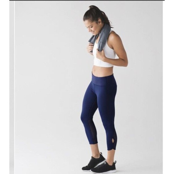 VGU Lululemon Beat the Heat Crop Hero Blue Navy Keyhole 10 - Picture 1 of 10